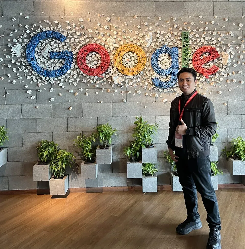 Nugraha Labib Mujaddid in front of the Google logo wall