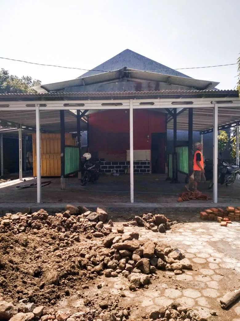 Construction: the steel roof frame over the site