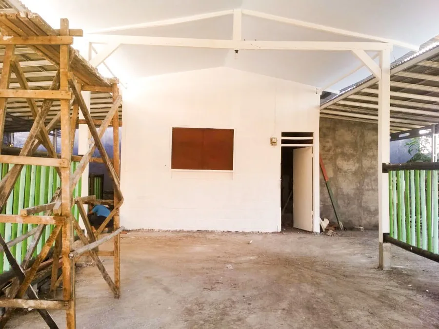 Construction: steel roof trusses over the new walls